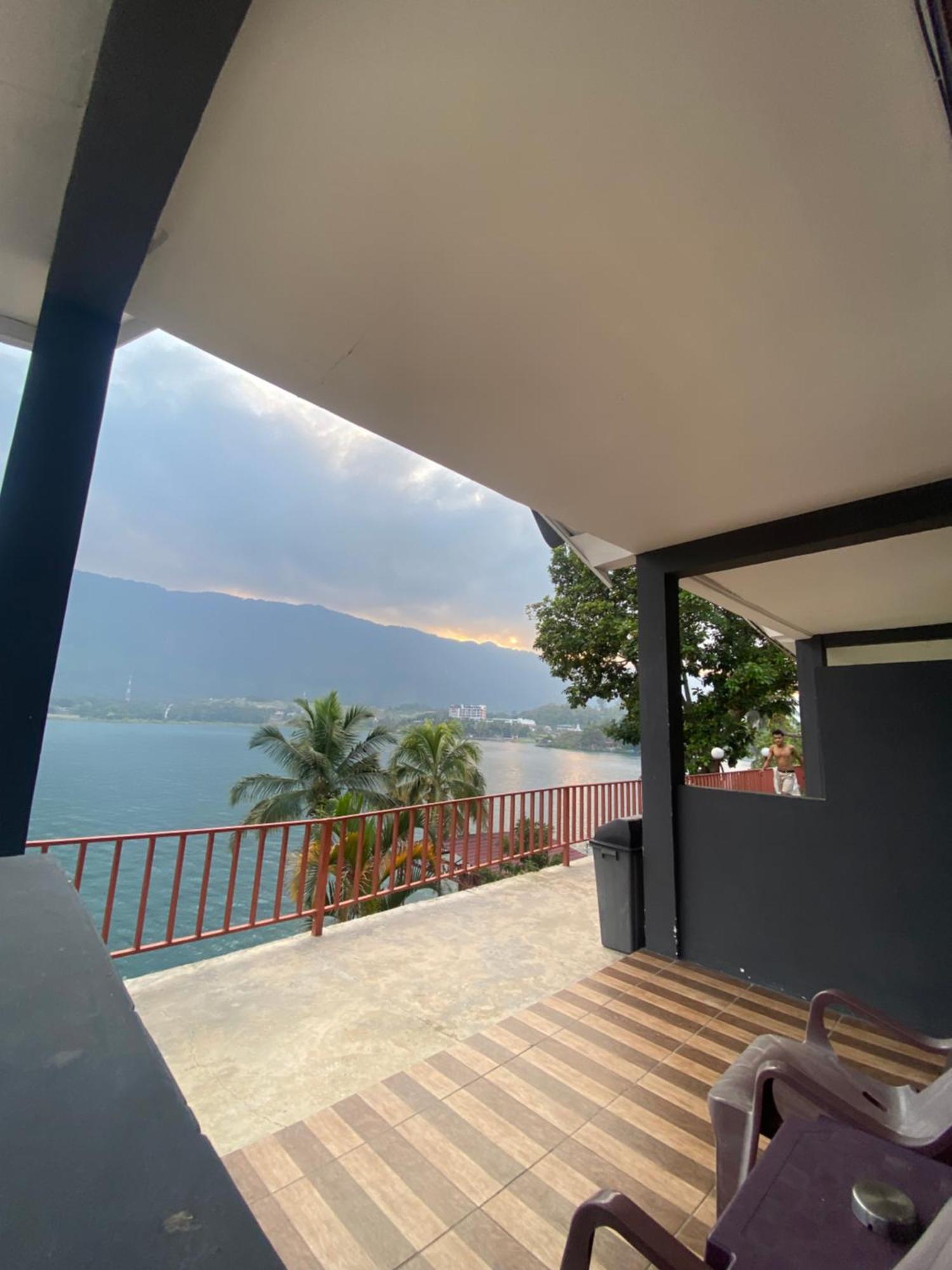 Vandu'S View Guest House & Restaurant Tuktuk Siadong Exterior foto